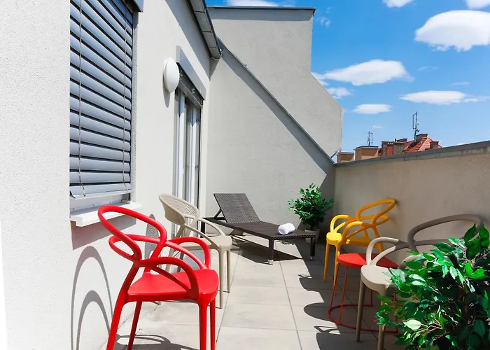 Modern Near Station Apartman